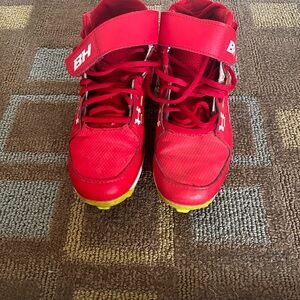 Under Armour Boys Baseball Cleats, red & white, 3.5